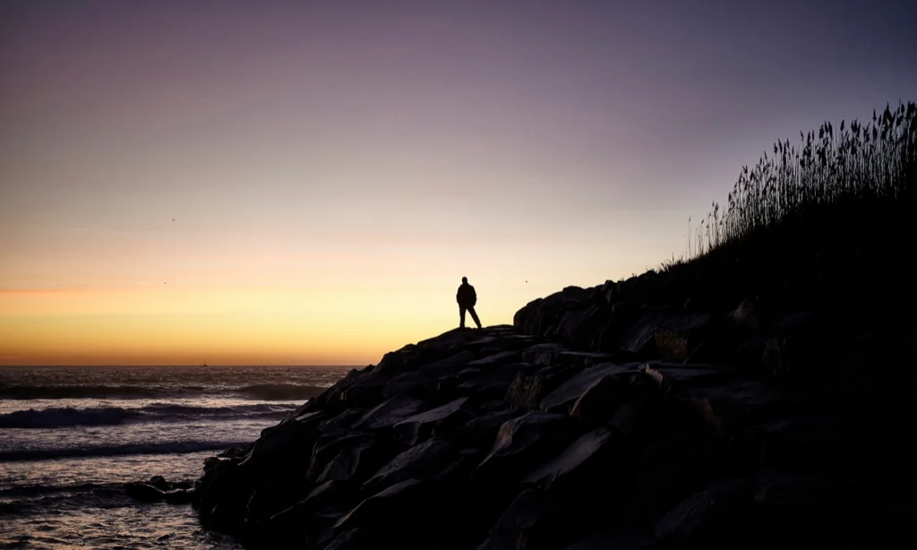 MINDFULNESS: how to QUIET THE MIND and LIVE in the MOMENT | Silhouette  photography, Beach photography poses, Beach photography